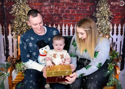 glasgow christmas photography outdoor bench family
